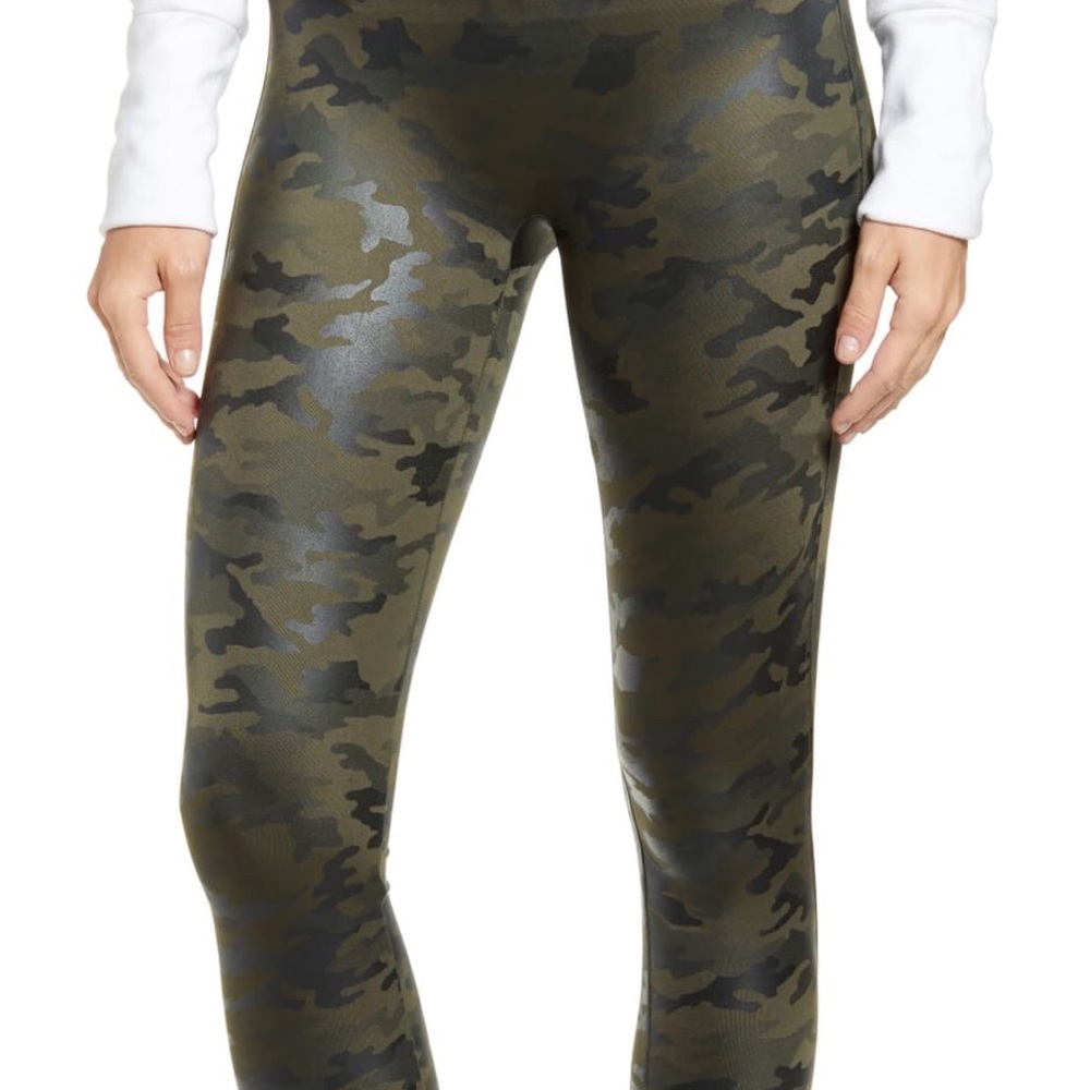 Gorgeous Camo shiny leggings in olive